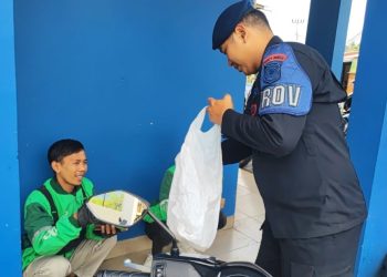 Sat Brimob Polda Jabar Tebar Kebaikan, Ratusan Makanan Gratis Dibagikan Lewat Program “Jumat Berkah”