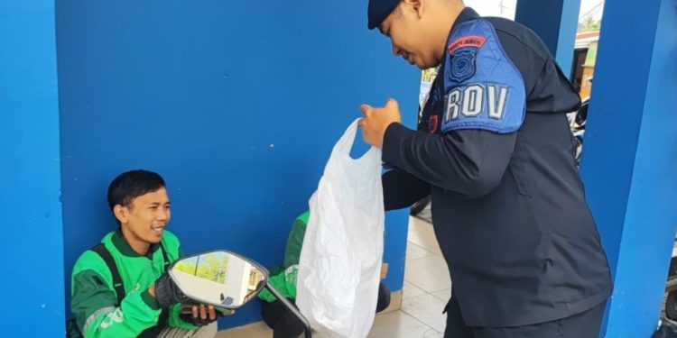 Sat Brimob Polda Jabar Tebar Kebaikan, Ratusan Makanan Gratis Dibagikan Lewat Program “Jumat Berkah”