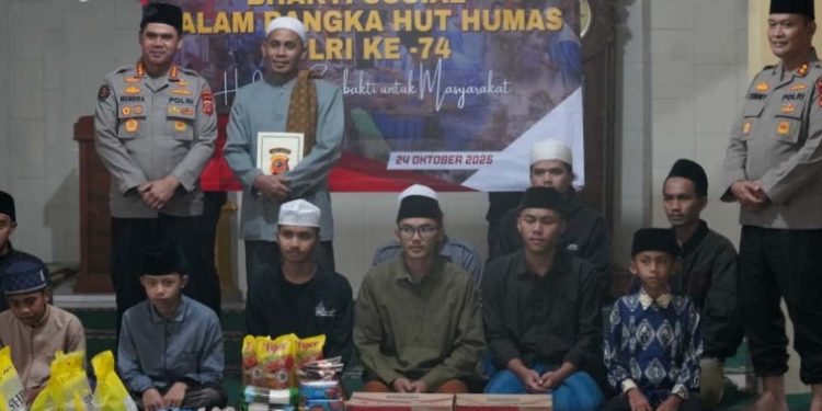 Rayakan HUT ke-74, Bidhumas Polda Jabar Gelar Baksos di Pondok Pesantren Sumedang