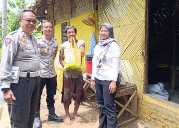 Wujud Kepedulian Polri, Polsek Cikoneng Salurkan Bantuan Sembako di Sindangkasih