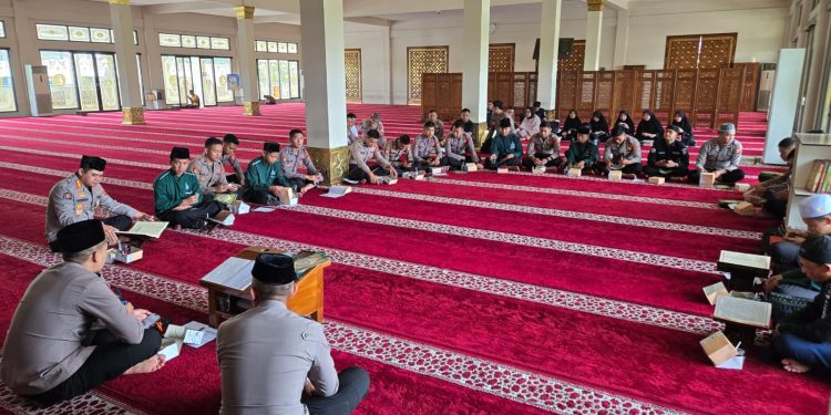 Peringati HUT ke-74, Bidhumas Polda Jabar Gelar Khataman Al-Qur’an Bersama Santri