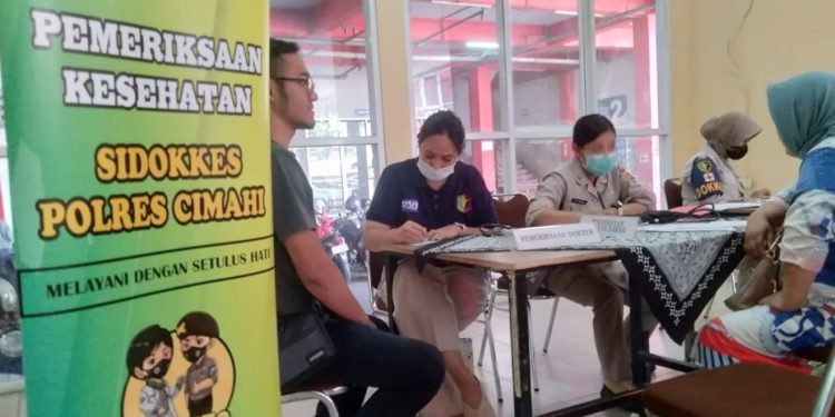 Bakti Sosial Kesehatan, Polres Cimahi Berikan Layanan Gratis Langsung di Pasar Atas Baru