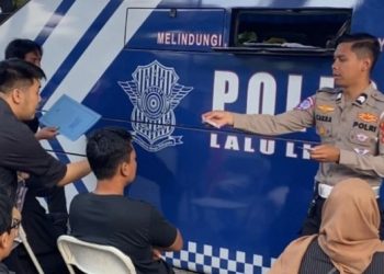 SIM Keliling Polda Jabar Edukasi Warga di Mikomall Kopo