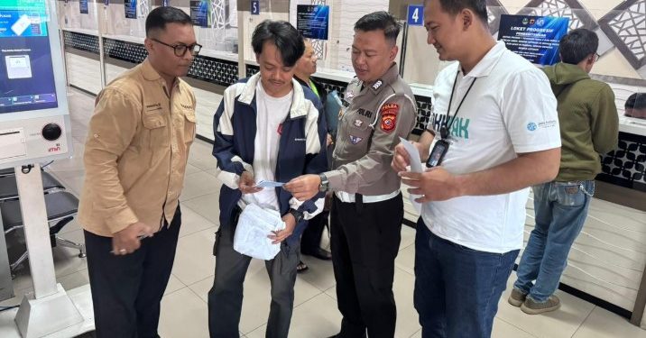 Perkuat Komunikasi, Polda Jabar Hadirkan ‘Polantas Menyapa’ di Samsat Bandung