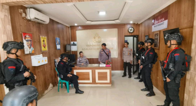 Satbrimob Polda Jabar Gelar Patroli Dialogis Harkamtibmas di Karawang, Jalin Sinergi dengan Masyarakat