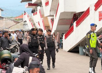 Kolaborasi Polri-TNI Gempur Pasar Sumedang: Pria Pembawa Gelang dari Selongsong Peluru dan Bubuk Kratom Diamankan