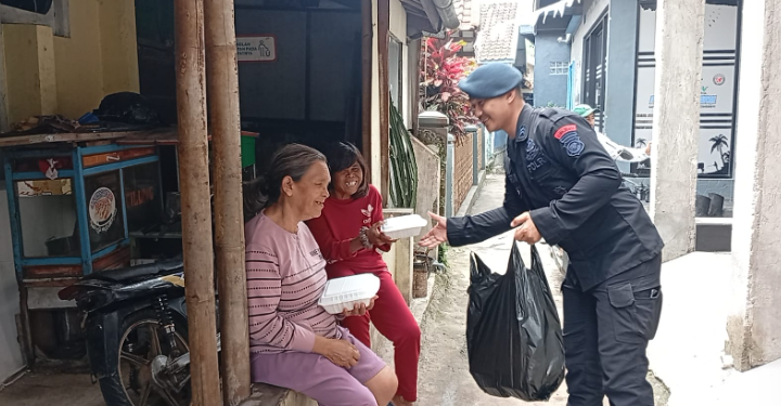 Brimob Polda Jabar Bagikan Ratusan Makanan Gratis dalam Jumat Berkah “Jumkah”