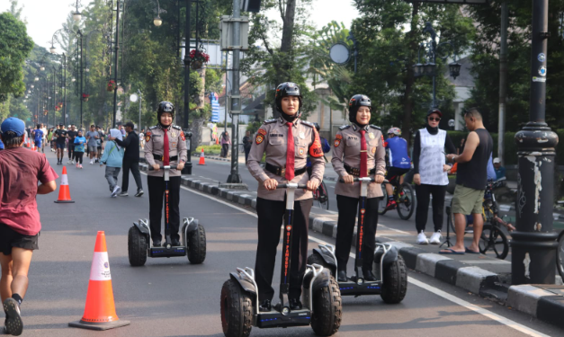 Polwan Polda Jabar Semarakkan Car Free Day Bandung dengan Program “He For She”