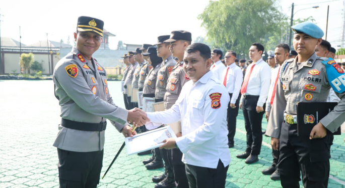 Kapolres Karawang Berikan Penghargaan kepada Personel Berprestasi