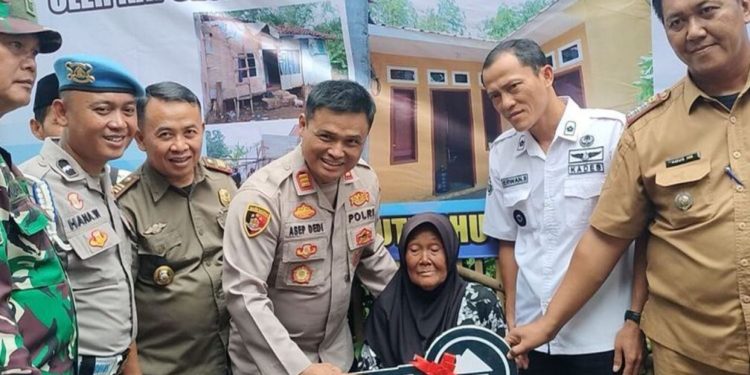 Senyum di Rumah Baru: Emak Awang Tak Lagi Khawatir Bocor Berkat Program Rutilahu Polresta Bandung