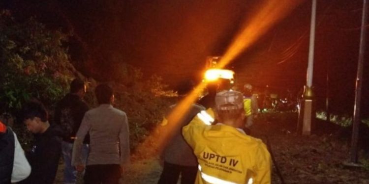 Longsor Tutup Total Jalan Bungbulang–Caringin, Polsek Caringin Gerak Cepat Kerahkan Alat Berat