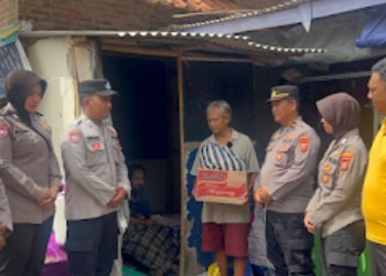 Program Jumat Berkah Polres Indramayu Sasar Lansia di Sindang, Sediakan Bantuan Kebutuhan Pokok