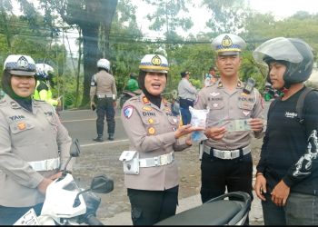 Operasi Lodaya Hari Ketiga di Sumedang: Satlantas Berikan Snack sebagai Reward untuk Pengendara Tertib