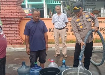 Polresta Cirebon Salurkan 9.000 Liter Air Bersih ke Warga Terdampak Banjir Waled