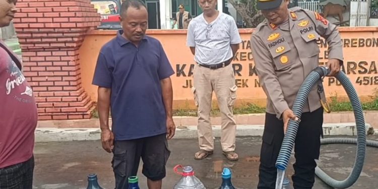 Polresta Cirebon Salurkan 9.000 Liter Air Bersih ke Warga Terdampak Banjir Waled