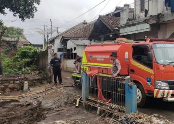 Empat Hari Pasca-Banjir Bandang Garut: Petugas Gabungan dan Warga Gotong Royong Bersihkan Saluran Air yang Tersumbat