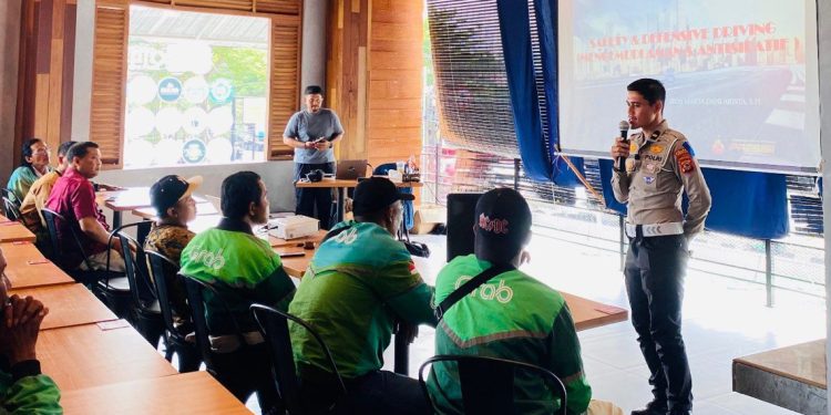 Polresta Cirebon Gelar Sosialisasi Operasi Zebra Lodaya 2025 dan Safety Driving untuk Pengemudi Ojek Online