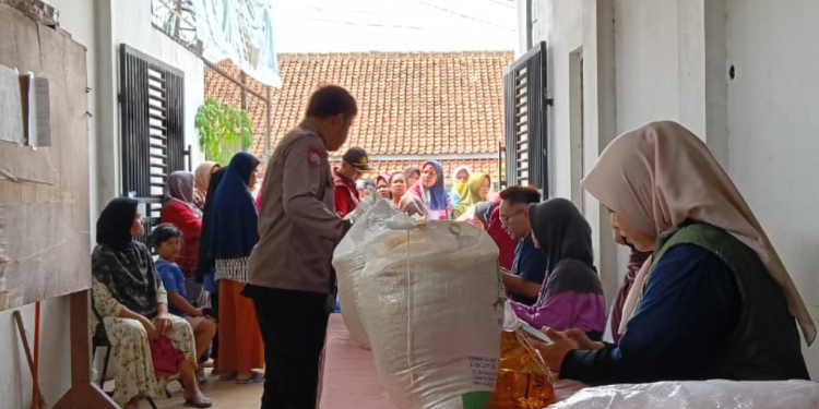 Pastikan Tepat Sasaran: Polsek Margahayu Amankan Penyaluran Bantuan Pangan untuk 397 KK