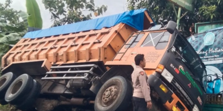 Polsek Cikelet Sigap Amankan TKP Laka Tunggal Truk Fuso di Jalur Garut Selatan