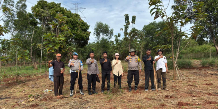 Kapolsek Purwakarta Kota Dukung Ketahanan Pangan dengan Menanam Jagung Hibrida Bersama Warga