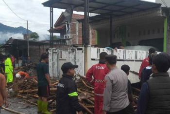 Polsek Banyuresmi dan Warga Gotong Royong Bersihkan Sisa Banjir di Desa Sukalaksana