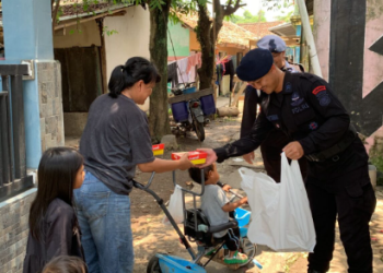 Satbrimob Polda Jabar Gelar Jumat Berkah, Bagikan Makanan Gratis untuk Warga Jatinangor dan Rancaekek