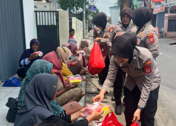 Polwan Polres Karawang Tebar Kebaikan Lewat Jumat Berkah, Sasar Masjid dan Masyarakat Sekitar