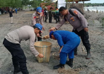 Polairud Polres Garut Gelar Bersih-Bersih Pantai Karang Modang, Ajak Masyarakat Jaga Kelestarian Lingkungan