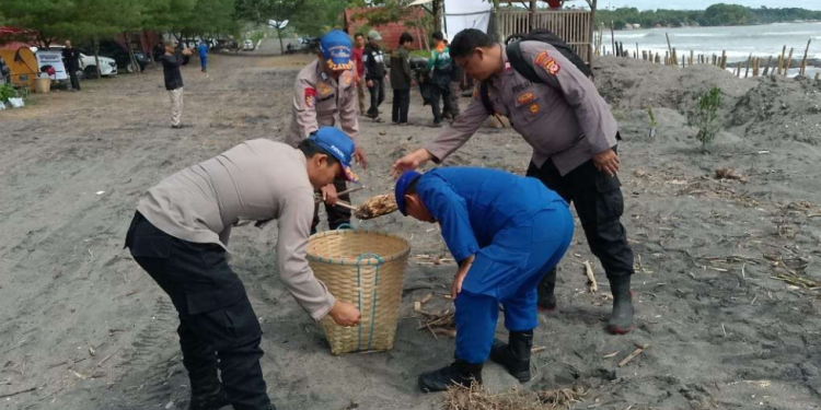Polairud Polres Garut Gelar Bersih-Bersih Pantai Karang Modang, Ajak Masyarakat Jaga Kelestarian Lingkungan