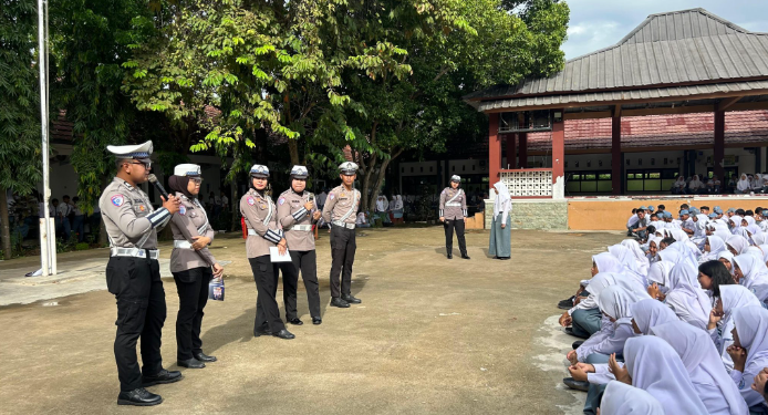 Police Goes to School di SMAN 3 Karawang, Satlantas Imbau Pelajar Disiplin Berlalu Lintas