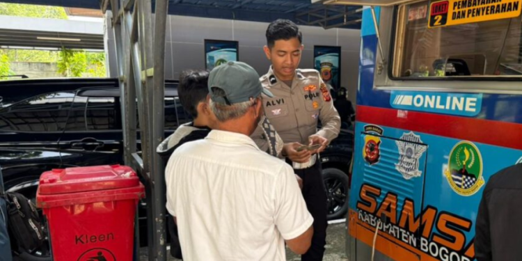 Polantas Sapa Warga dengan Layanan Drive Thru dan E-Samsat di Cibinong