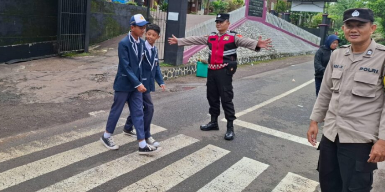 Polsek Sukadana Ciamis Hadir di Tengah Masyarakat, Atur Lalu Lintas Pagi dan Bantu Anak Sekolah