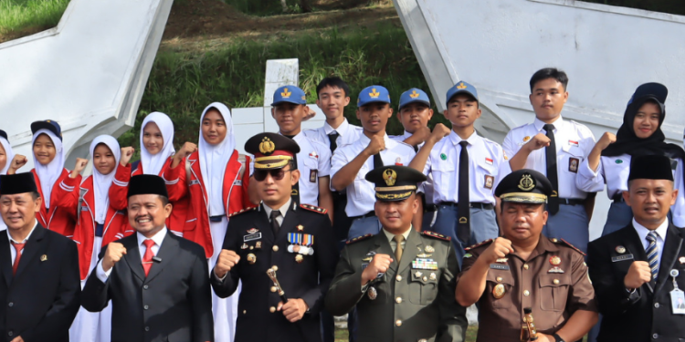 Kapolres Sumedang Bersama Forkopimda Ziarah di TMP Cimayor, Peringati Hari Pahlawan dengan Semangat Kebersamaan