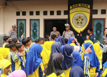 Siswa SDN 5 Linggasari Antusias Belajar Rambu dan Cara Pakai Helm di Mapolres