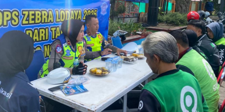 Satlantas Polres Garut Gelar Pemeriksaan KTMDU dan Pembagian Vitamin dalam Operasi Zebra Lodaya 2025