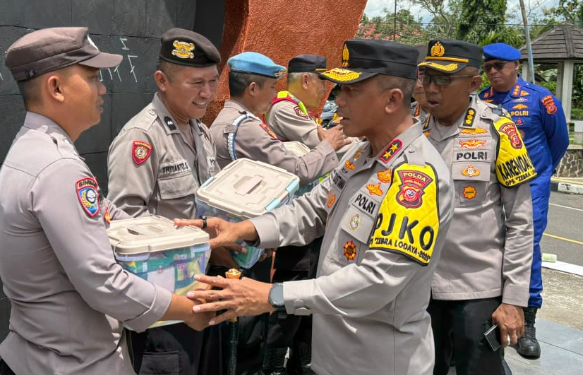 Kapolda Jabar Beri Hadiah Umrah ke Personel Polres Banjar yang Bertugas di Pos Pengamanan Nataru