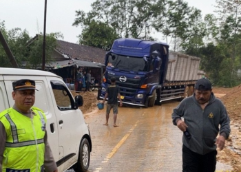 Polsek Cikajang Evakuasi Tronton Tergelincir, Arus Lalu Lintas Kembali Lancar