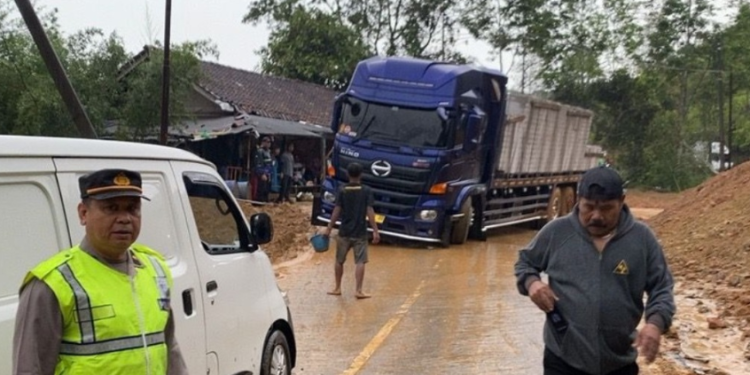 Polsek Cikajang Evakuasi Tronton Tergelincir, Arus Lalu Lintas Kembali Lancar