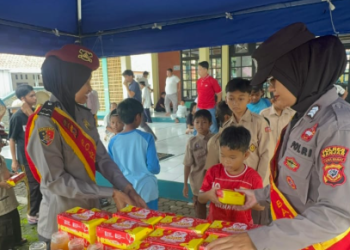 Polwan Polres Banjar Ciptakan Suasana Hangat dan Aman di Masjid Ass Saiidiyah Melalui Program Jum’at Berkah