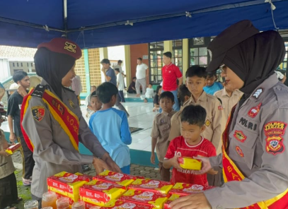 Polwan Polres Banjar Ciptakan Suasana Hangat dan Aman di Masjid Ass Saiidiyah Melalui Program Jum’at Berkah