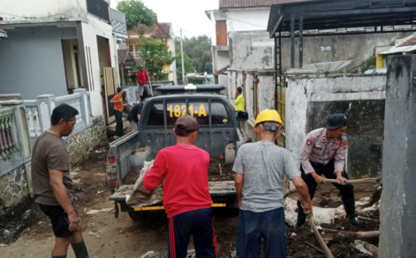 Tujuh Hari Pasca-Banjir, Polsek Cisurupan dan Warga Garut Terus Bersihkan Sisa Lumpur