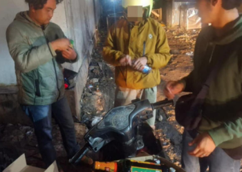 Berantas Peredaran Ilegal, Sat Narkoba Polres Garut Amankan Puluhan Botol Miras di Pasar Ciawitali