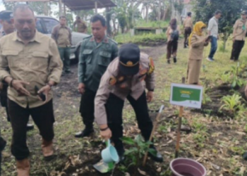 Polsek Samarang Polres Garut Bersama Forkopimcam dan Masyarakat Tanam Pohon di Lokasi Rawan Longsor