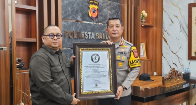 Kapolresta Bandung Raih Penghargaan Atas Dedikasi dalam Penegakan Hukum