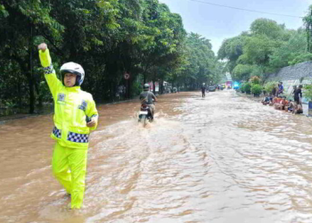 Polres Banjar Sigap Atasi Banjir di Jalan Nasional Siliwangi, Lalu Lintas Kembali Lancar