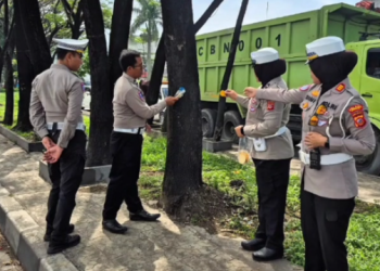 Polres Sumedang Tingkatkan Keamanan Jalur Bandung-Garut dengan Pemasangan Alat Pemantul Cahaya di Titik Rawan Kecelakaan