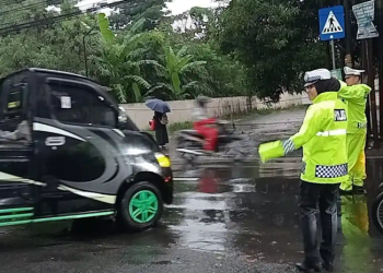 Hujan Deras Tak Surutkan Semangat Polresta Cirebon Layani Masyarakat