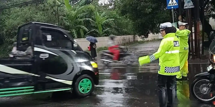 Hujan Deras Tak Surutkan Semangat Polresta Cirebon Layani Masyarakat
