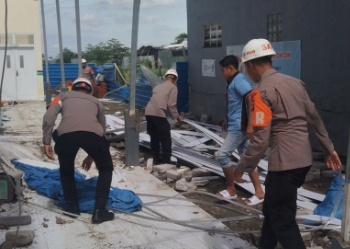 Brimob Polda Jabar Bersama Tim Gabungan Gerak Cepat Tangani Kerusakan Puting Beliung di Cirebon
