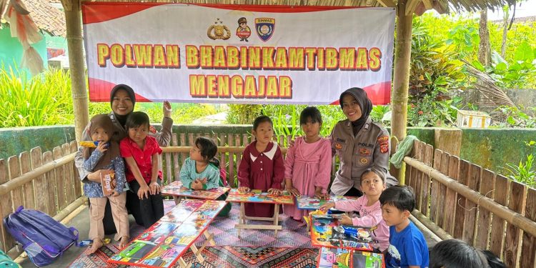 Polwan Polres Ciamis Jadi Garda Terdepan Pendidikan, Beri Edukasi ke Anak-Anak di Yayasan Sosial